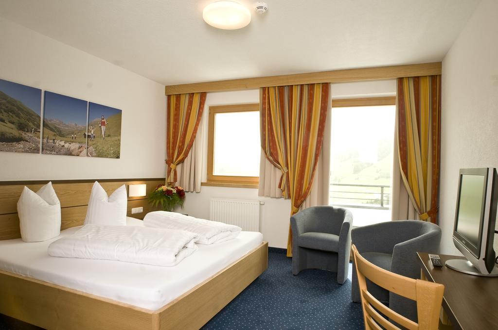 Hotel Lukas Fiss Exterior photo